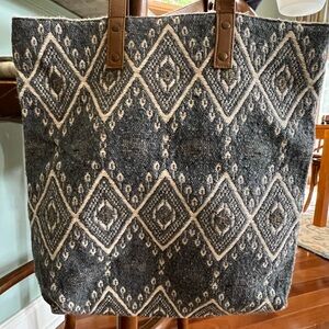 Trades of Hope Kindred Tote Bag Purse Double Straps Gray Zipper Accents